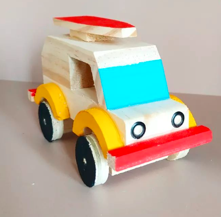 Brinquedo de carro, material lúdico do espaço de atendimento infantil