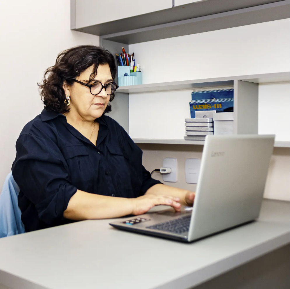 Maria trabalhando no consultório com recursos para o atendimento infantil